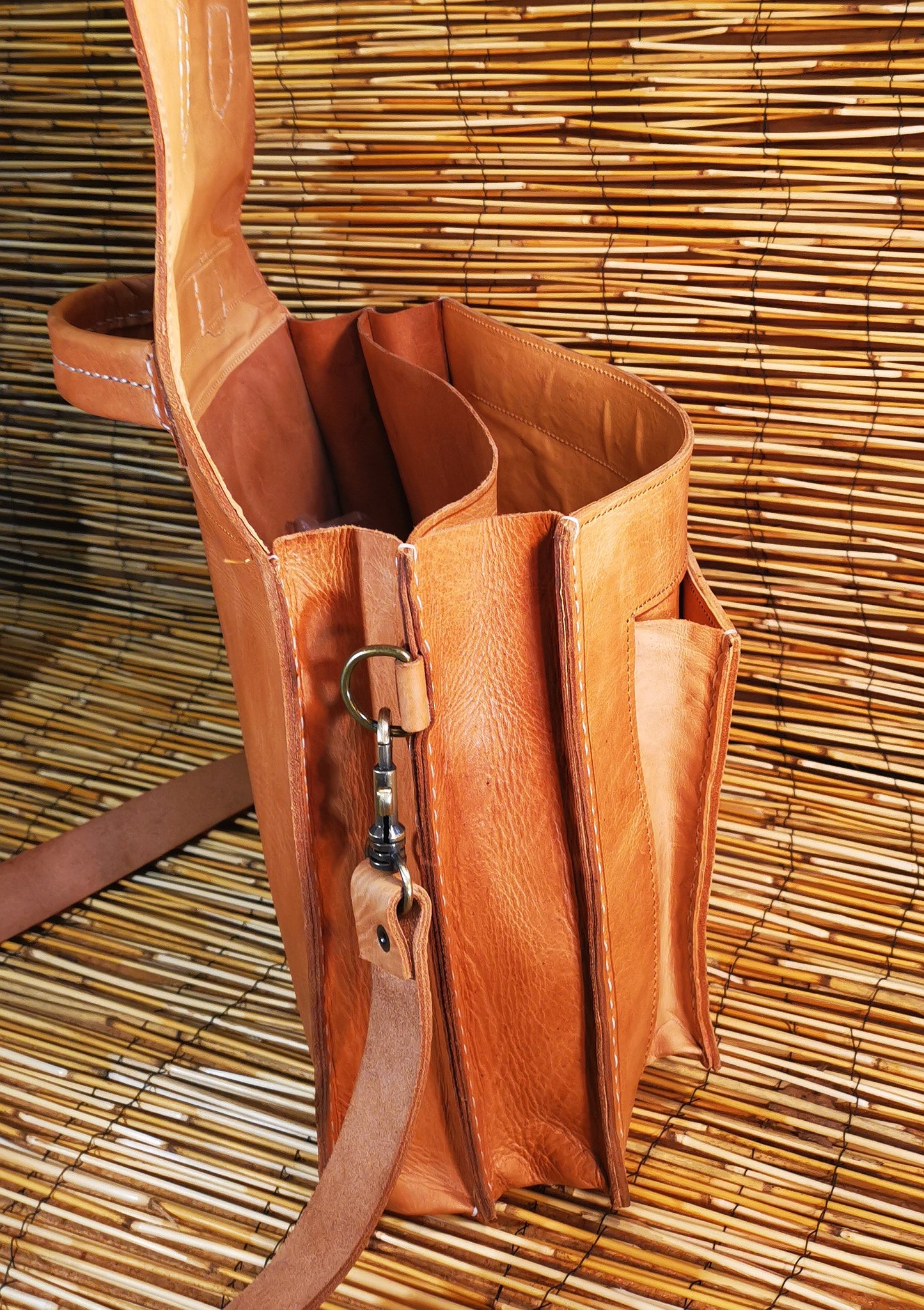 Cartable rigide double soufflet attache rapide