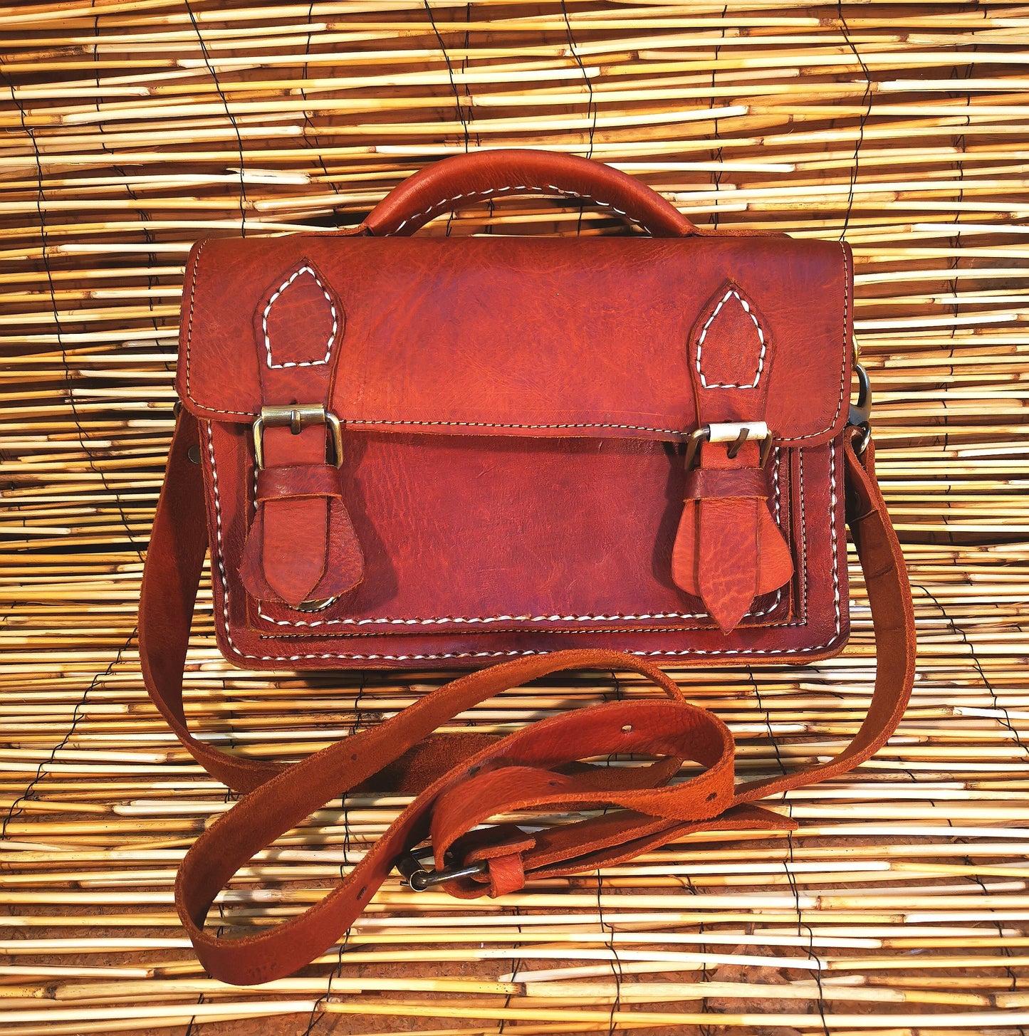 Bolso de hombro estilo satchel con doble correa