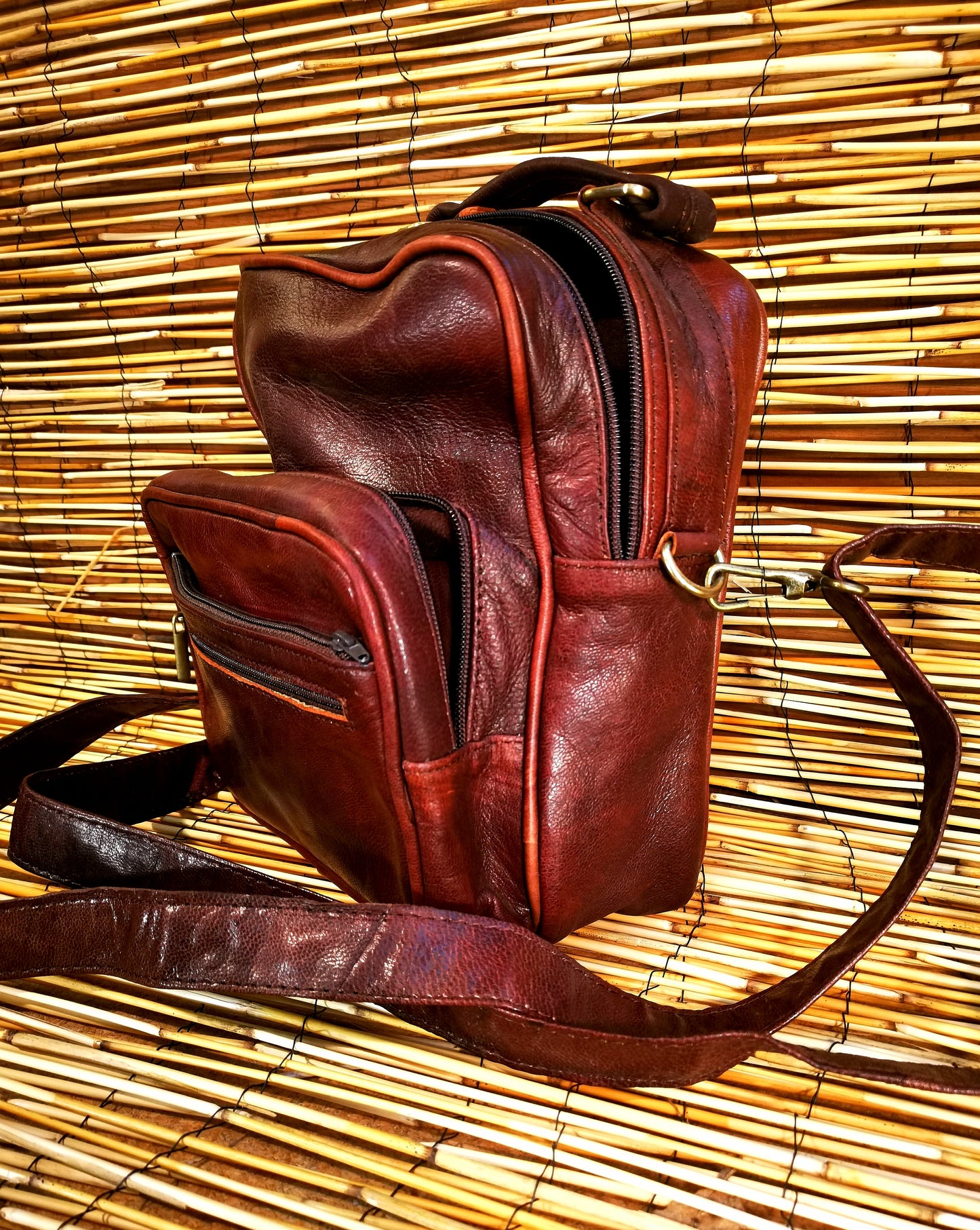 Bolso bandolera rectangular con triple bolsillo frontal